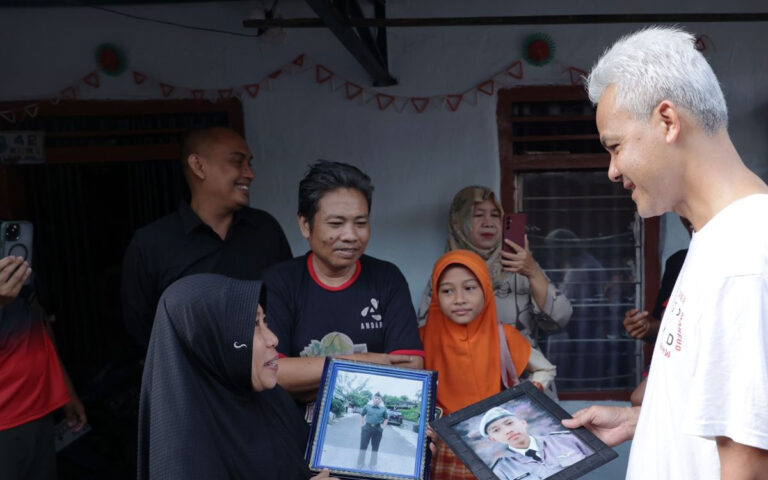 Ada Ibu Pamer ke Ganjar, Anaknya Lulusan SMKN Jateng Jadi TNI