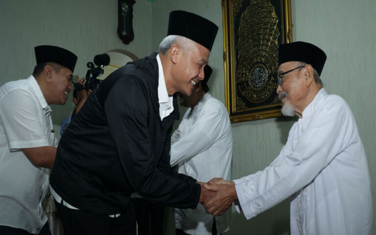 Sowan Ke Pesantren, Ganjar Dihadiahi Lukisan Karya Santri