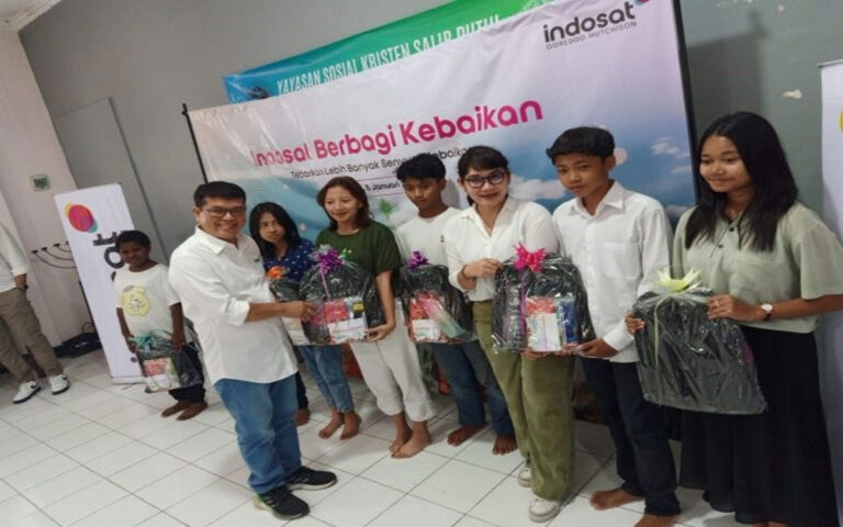 Indosat Beri Bantuan Alat Sekolah ke Panti Asuhan Salib Putih