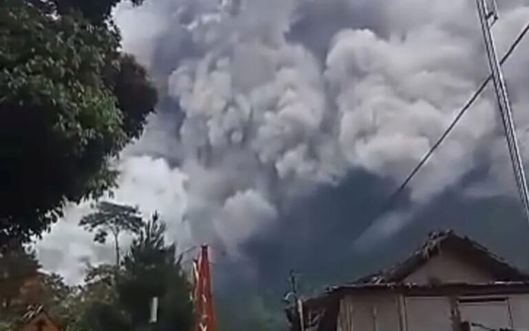 Merapi Muntahkan Awan Panas, Hujan Abu Vulkanik Landa Sejumlah Wilayah