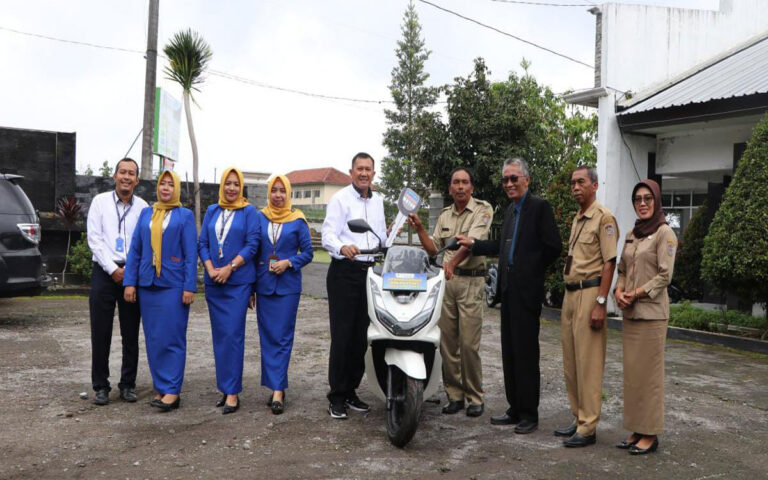 Kadus Nglegok Segoro Gunung Peroleh Hadiah Motor New PCX Dari BPR Bank Daerah Karanganyar 