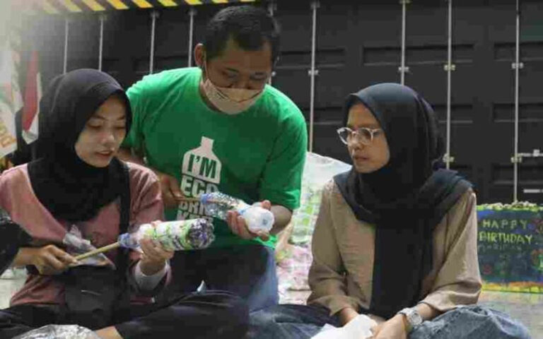 DLH Berkolaborasi Dengan Marimas Gelar Pelatihan Ecobricks Gratis