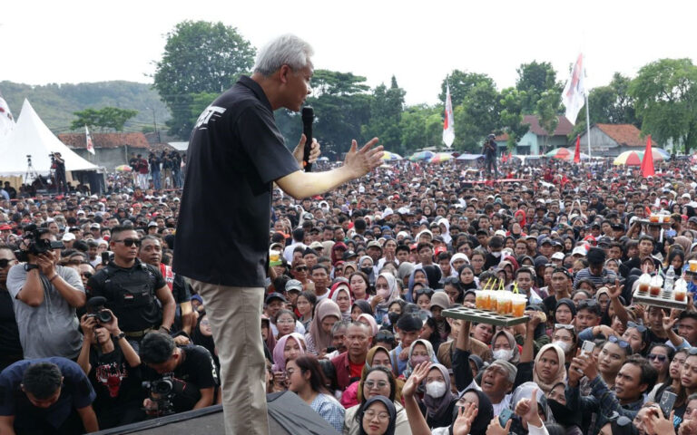 Puluhan Ribu Warga Kendal Serukan “Ganjar Presiden” di Acara Hajatan Rakyat