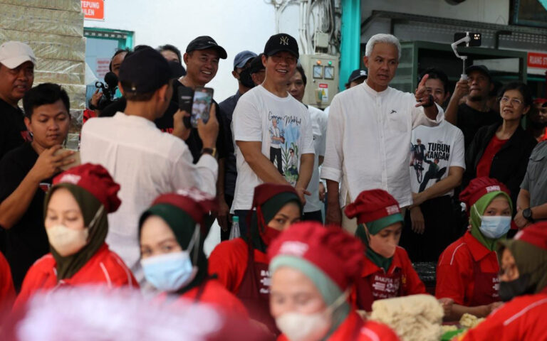 Serunya, Ganjar Makan Lesehan Bareng Warga Yogya
