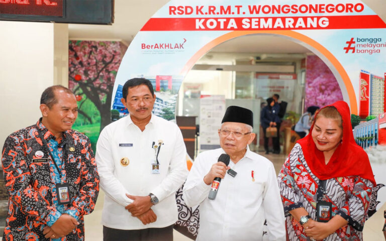 Pj Gubernur Jateng Dampingi Wapres Ma’ruf Amin Tinjau RS Wongsonegoro