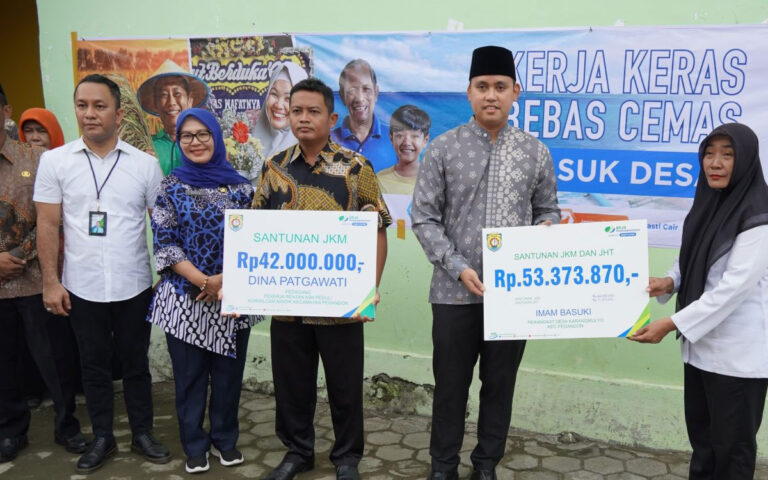 2 Ahli Waris Terima Santunan Kematian Program ASN Kendal Peduli