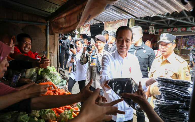 Jokowi dan Nana Pantau Harga di Pasar Blabak Magelang