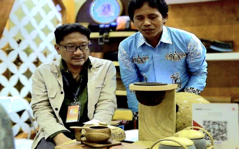 Tiga Juri Inacraft Award Tertarik Saringan Kopi Dari Batu Merapi