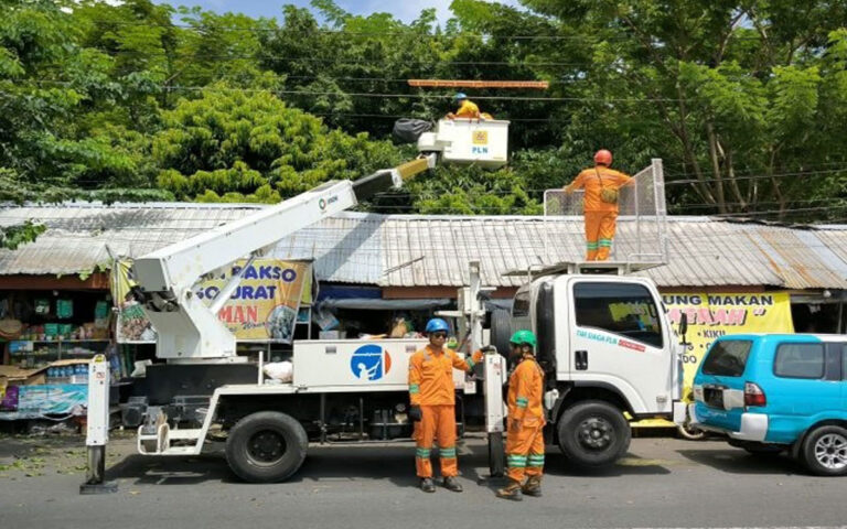 PLN UP3 Surakarta Lakukan Pemeliharaan Jaringan