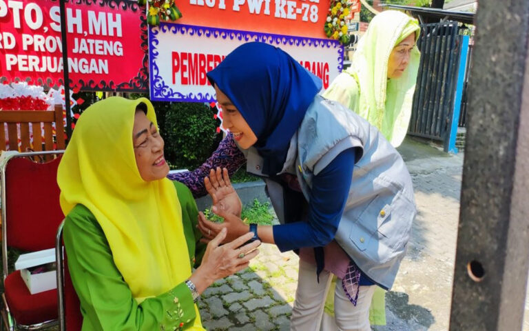 PLN dan PWI Jateng Berikan Tali Asih Pada Janda Wartawan