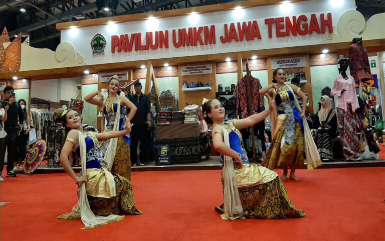 Dimeriahkan Tari-Tarian, Paviliun Jateng di Inacraft 2024 Diserbu Peminat Kriya