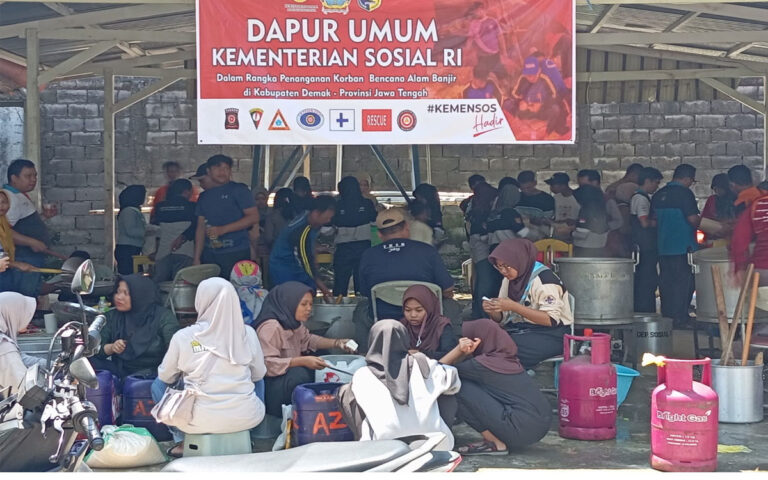 Korban Banjir Di Wilayah Demak Masih Dievakuasi