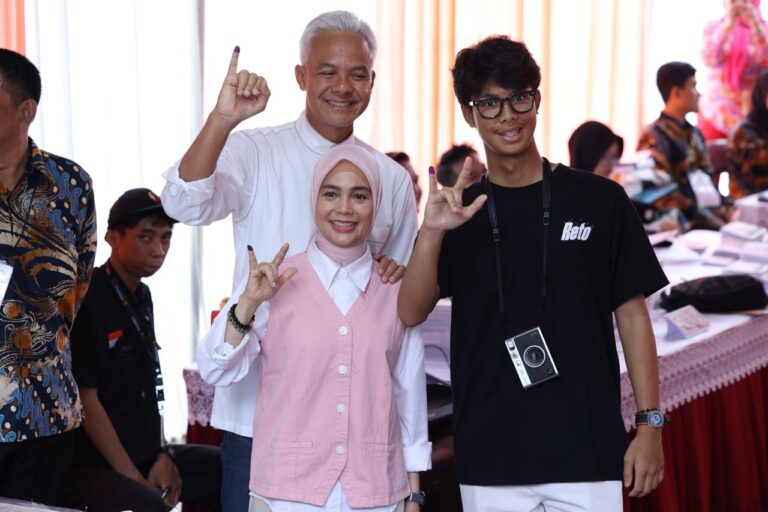 Nyoblos Bareng Ganjar, Atikoh Akui “Deg-Degan”