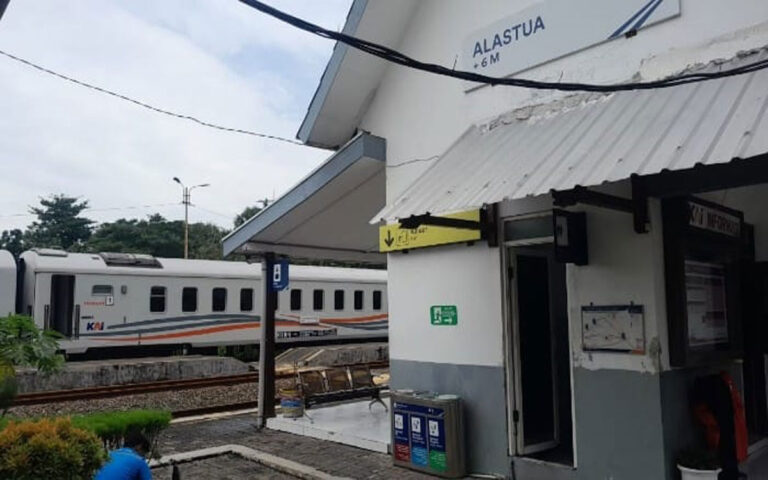 Terdampak Banjir, KA Blambangan Ekspres Berhenti dan Berangkat di Stasiun Alastua