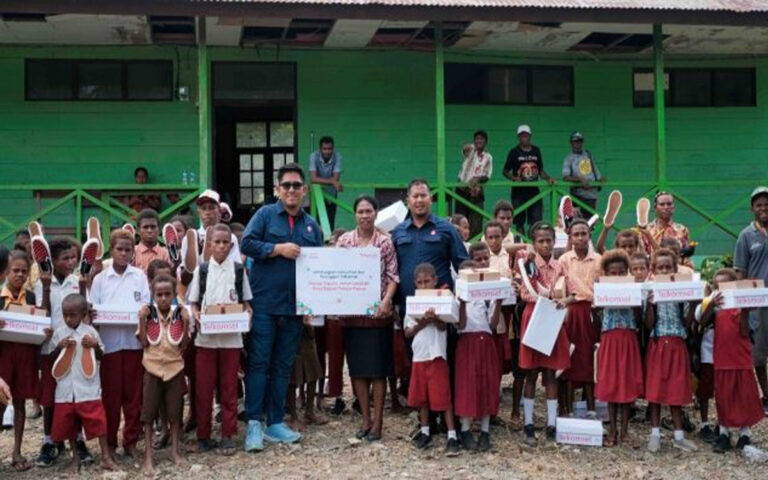 Telkomsel Salurkan Bantuan Sepatu Hasil Donasi Poin Pelanggan