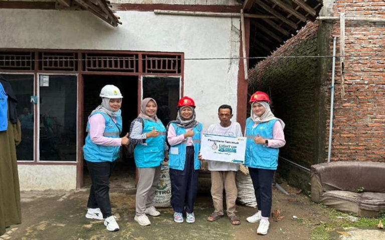 Srikandi PLN UP2D Hadir ‘Nyalakan’ Listrik Pelanggan