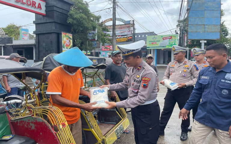 Operasi Keselamatan Lalu Lintas Candi, Polres Blora Bagi Bansos