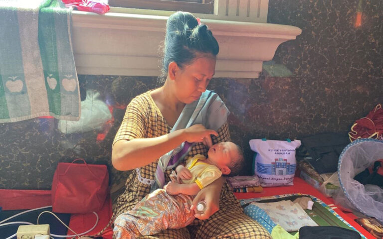 Persalinan Oktaviyaningrum Berjibaku di Saat Banjir Mengepung