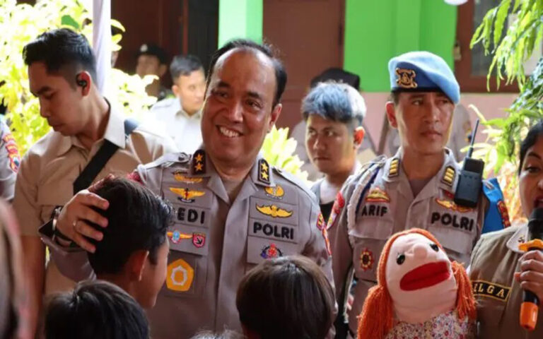 Mabes Polri Kirim Tim Kemanusiaan ke Kamp Pengungsi Banjir Demak