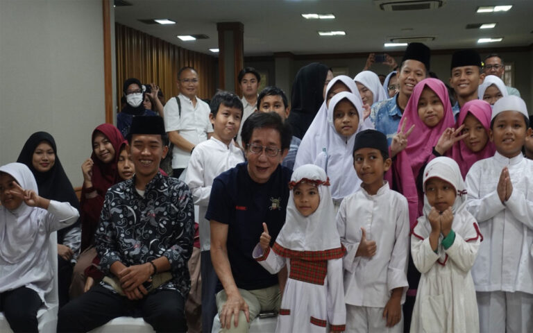 Sido Muncul Kembali Berikan Santunan Untuk 1.000 Anak Yatim Di Jakarta