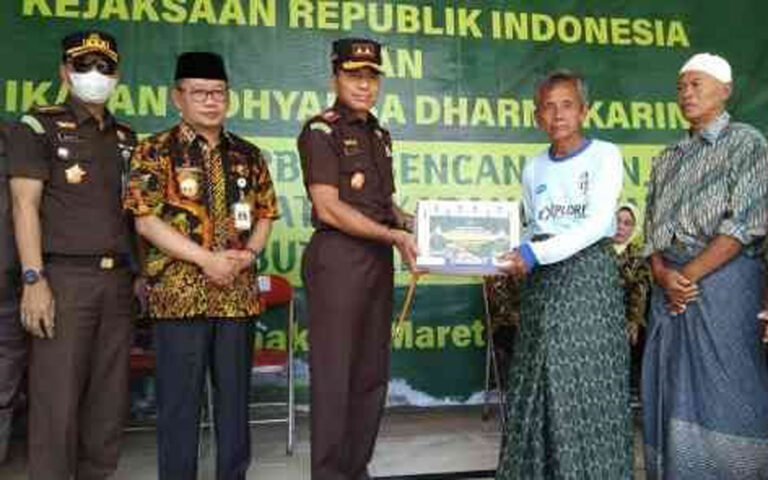 Kunjungi Pengungsi Demak, Kajati Jateng Serahkan Bantuan IAD