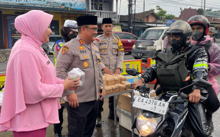 Bagikan Ratusan Takjil, Polres Semarang Ingin Lebih Dekat Dengan Masyarakat