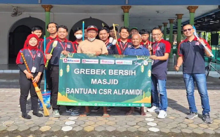 Alfamidi Bersih-Bersih Masjid di Bulan Ramadhan