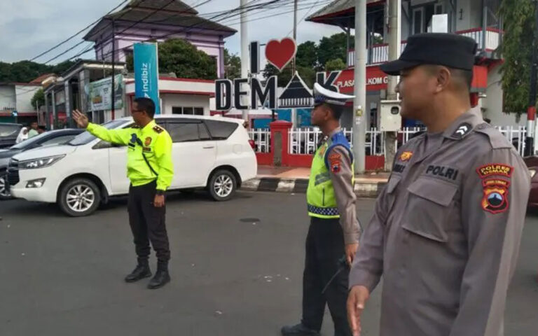 Ratusan Personel Polres Demak Amankan Sholat Idul Fitri