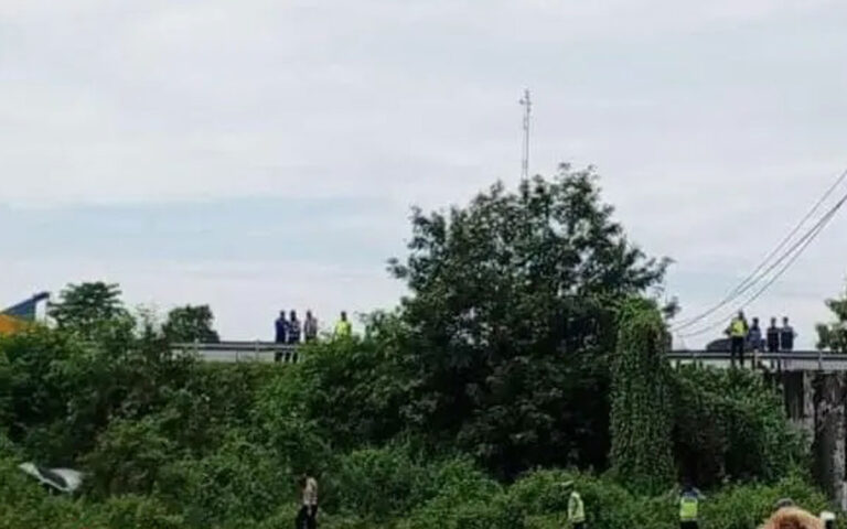 Mobil Terios Terjun ke ROW Ruas Tol Semarang-Solo