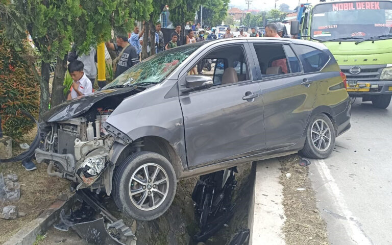 Rem Tidak Berfungsi, KBM Minibus Tabrak 2 Kendaraan di Bawen