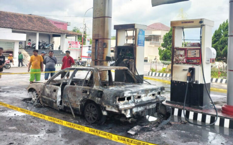 Mobil Grand Civic Terbakar di SPBU Ngadirojo