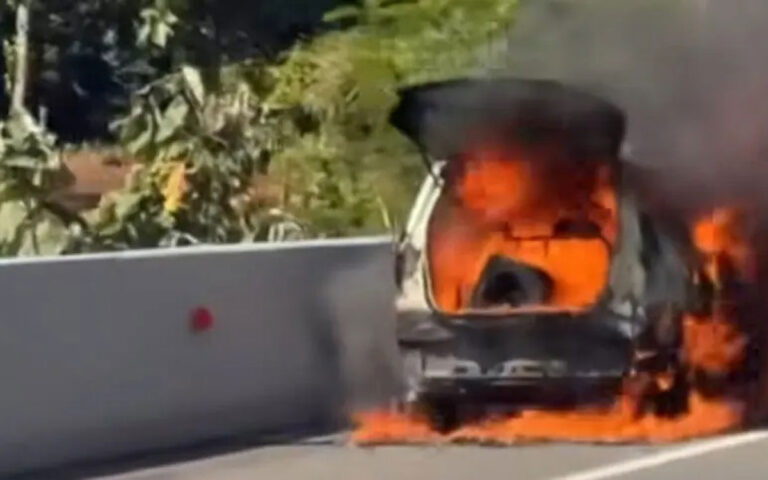 Sebuah Mobil Livina Terbakar di Jalur Tol Semarang-Solo