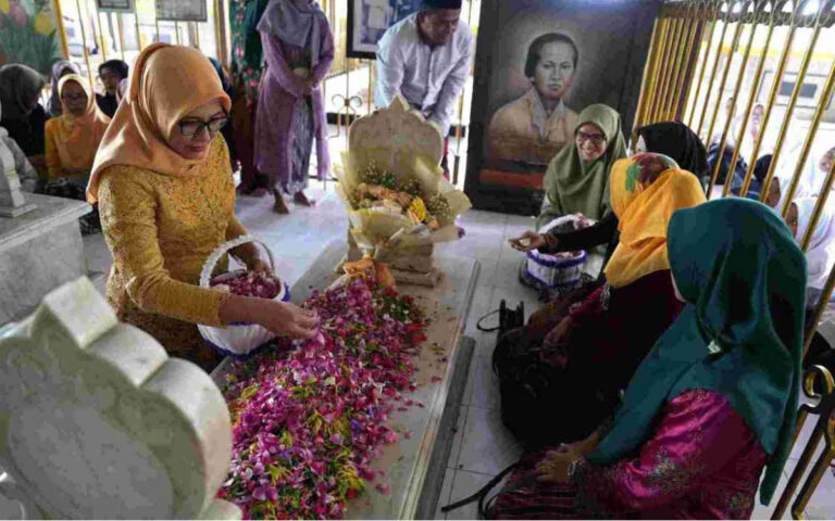 Peringati Hari Kartini, Srikandi SG Ziarah ke Makam RA Kartini
