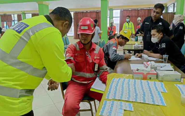 Pastikan Bebas Narkoba, BNN Bersama SBI Tes Urine Para Pekerja