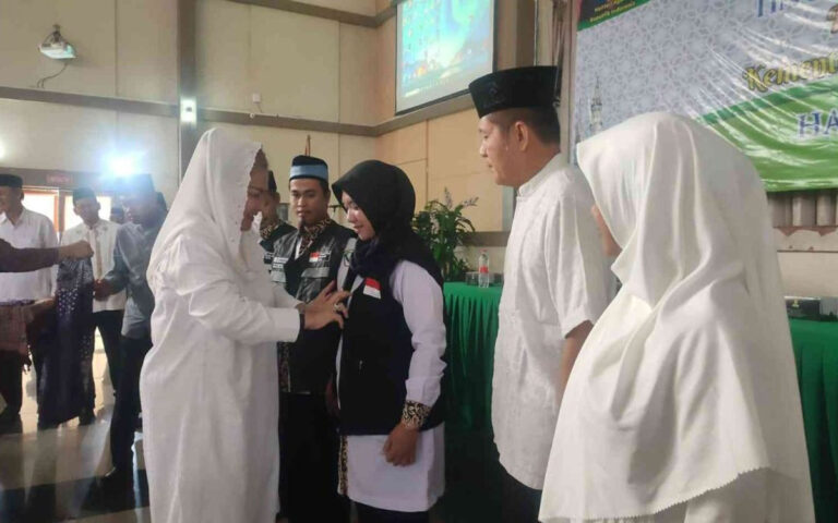 Ita Lepas Ribuan Jemaah Calon Haji Kota Semarang