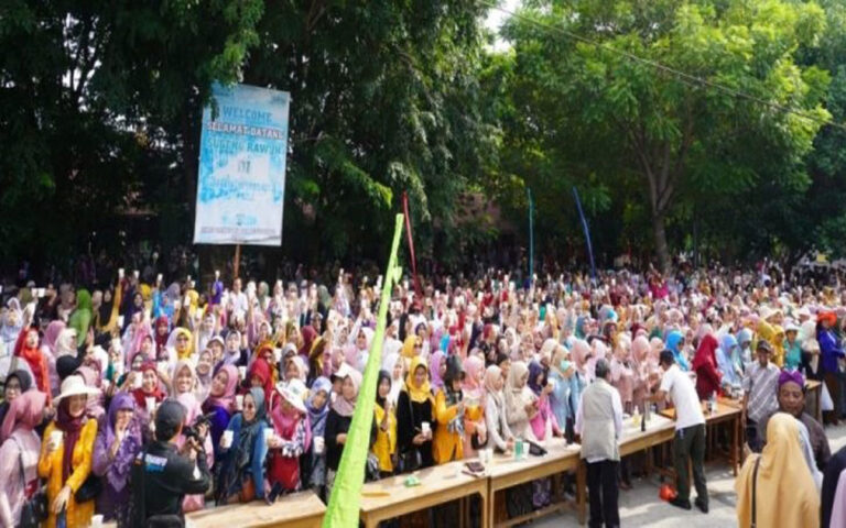 Sebanyak 7.857 Perempuan Berkebaya Pecahkan Rekor MURI