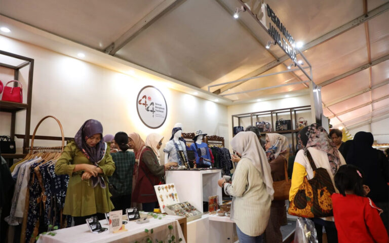Produknya Unik dan Eye Catching, Stand Dekranasda Jateng Diserbu Pembeli