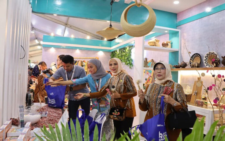 PLN Pamerkan Hasil Karya Pelatihan Pada UMKM Expo  HUT ke-44 Dekranas