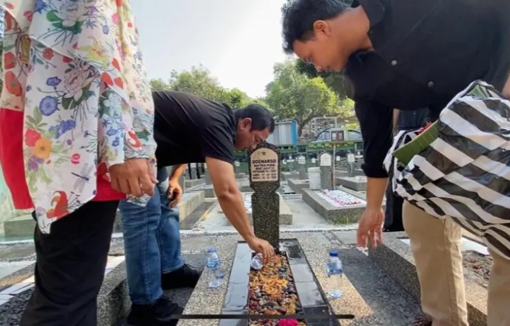 Sebelum Kembalikan Berkas, Hendi Ziarah ke Makam Orang Tua