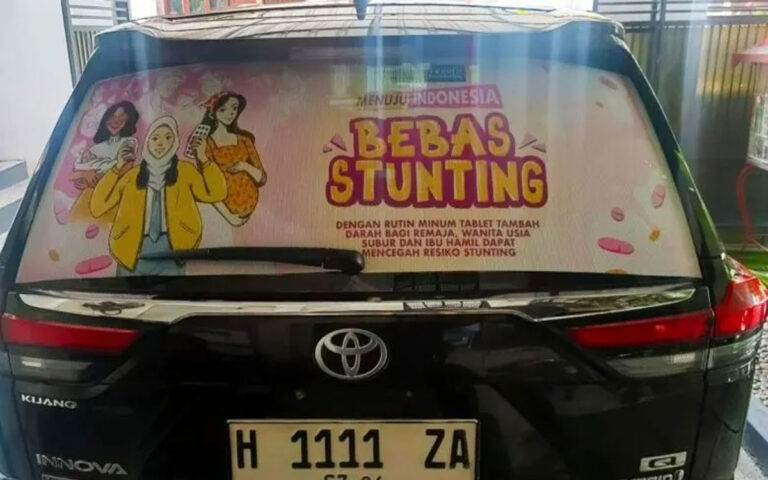 Ita Kampanyekan Bebas Stunting Dengan Menempel Stiker di Mobil Dinasnya