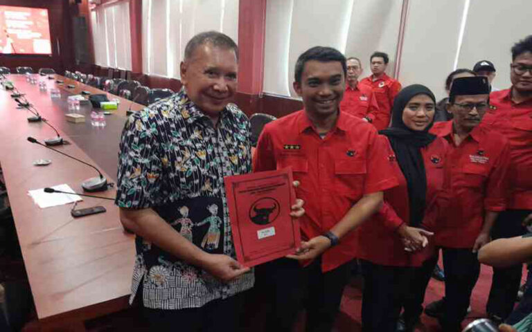 Mantan Ketua DPRD Jateng Ambil Formulir Pendaftaran Cagub