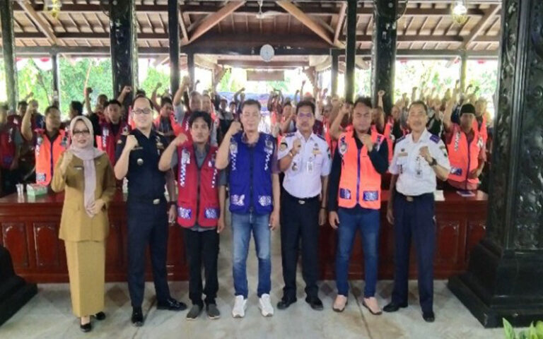 Demak Sosialisasi Gempur Rokok Ilegal Pada Juru Parkir