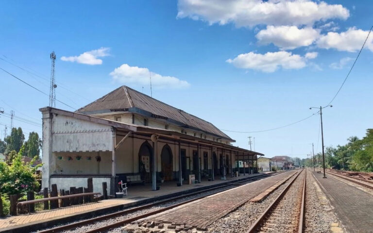 KA Banyubiru Layani Penumpang di Stasiun Telawa