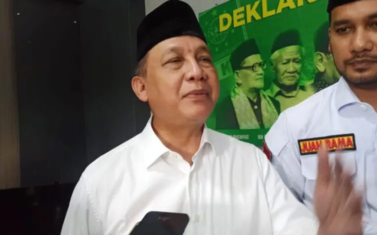 Marmo Antarkan Anaknya Daftar Calon Wakil Wali Kota Semarang
