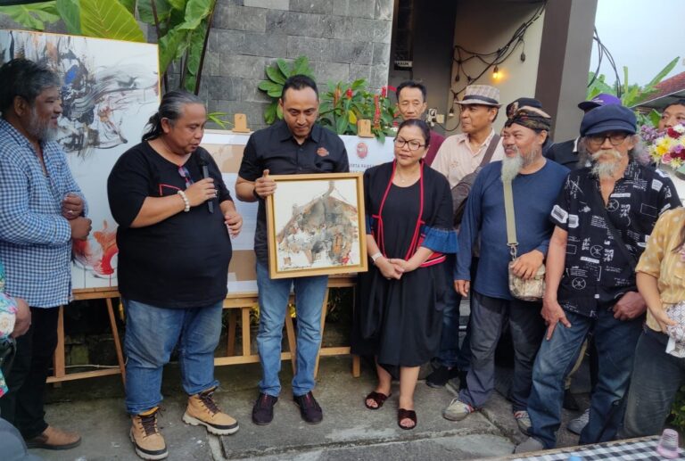Arnaz Buka Pameran Lukisan “Padang Jingglang”
