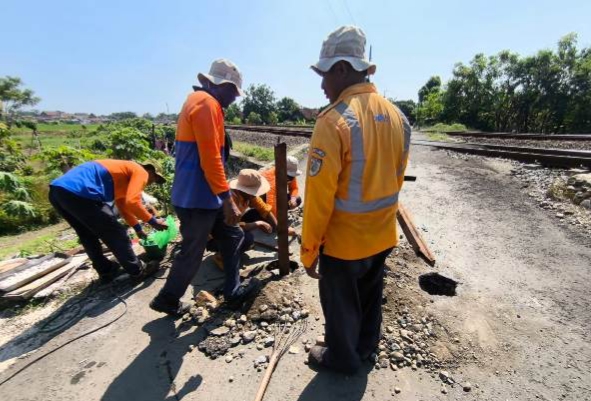 KAI dan Dishub Tutup Akses di Perlintasan Jalan KH Abdul Wahab Kendal