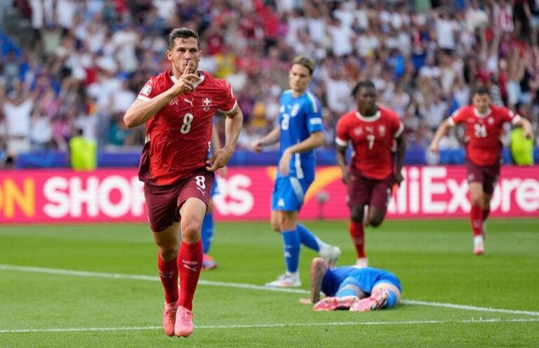 Juara Bertahan Tersingkir, Tuan Rumah Melaju Ke 8 Besar