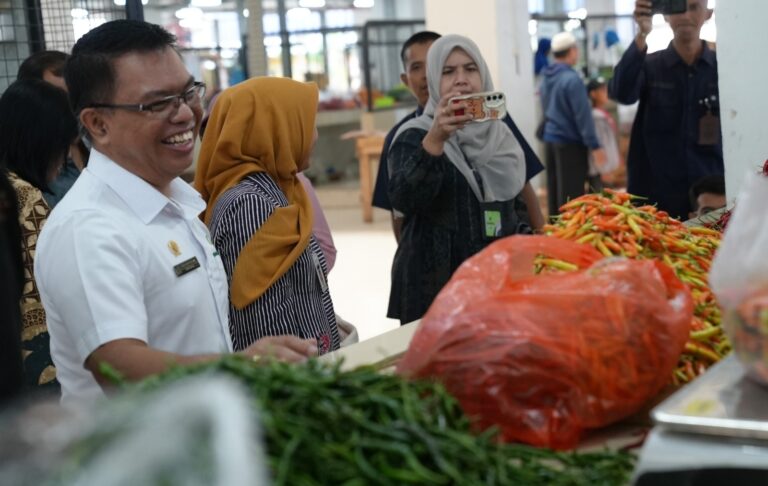 Pantau Harga Pangan di Pasar Johar, Bapanas RI: Harga Stabil