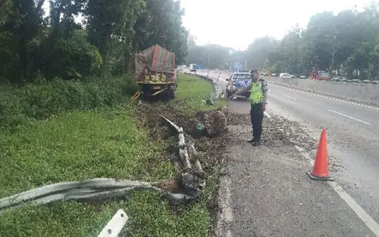Dua Truk Terlibat Kecelakaan di Tol Jatingaleh Mengakibatkan Satu Orang Tewas