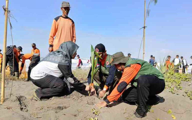 Sambut Hari Lingkungan Hidup, SBI Ajak Hijaukan Pantai Lanchang Indah